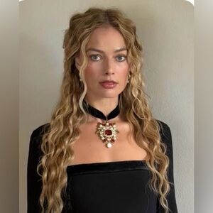 Get Margot Robbie Hair Black and White Hair Waver iron